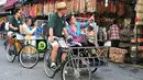 Becak di Singapura ini disebut becak dayung (Trishaw) becak manual ini didayung oleh pengemudinya, pengemudinya berada di samping becak bukan di belakang seperti pada umumnya. (Wikimedia.org)