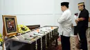 Pelayat mensalatkan jenazah Maulwi Saelan di aula Al Azhar Syifa Budi Kemang, Jakarta, Selasa (11/10). Maulwi Saelan mantan penjaga gawang Timnas Indonesia era 50-60 dan mantan ajudan Presiden Soekarno. (Liputan6.com/Helmi Fithriansyah)