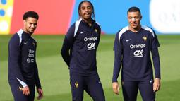Pemain Prancis, Kylian Mbappe kembali berlatih jelang laga Grup D melawan Belanda di Home Deluxe Arena Stadium, Paderborn, Jerman, Rabu (19/06/2024) waktu setempat. Mbappe menjalani tes di rumah sakit di Duesseldorf sebelum bergabung kembali dengan skuad Prancis. (AFP/Franck Fife)