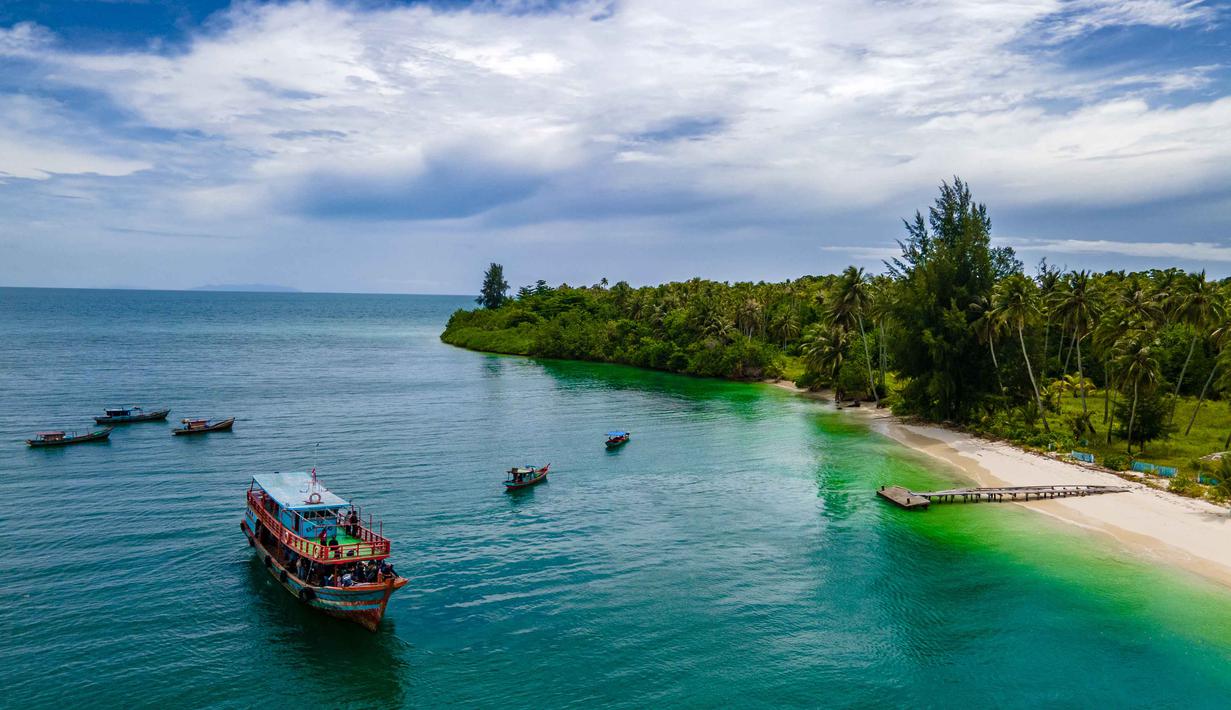 Foto udara memperlihatkan perahu nelayan di Pulau Panjang, yang pernah menjadi objek sengketa batas pulau antara Aceh dan Sumatra Utara, di Singkil, Provinsi Aceh bagian selatan, pada Rabu 12 November 2025. Pulau Panjang yang menjadi satu dari gugusan kepulauan di Pulau Banyak, Aceh Singkil, menawarkan wisata bahari dengan pantai berpasir putih dan air laut yang jernih. (CHAIDEER MAHYUDDIN/AFP)