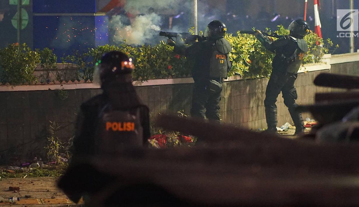 Polisi menembakkan gas air mata untuk memecah konsentrasi massa Aksi 22 Mei saat terjadi bentrok di depan gedung Bawaslu, Jalan MH Thamrin, Jakarta, Rabu (22/5/2019). Aksi unjuk rasa yang dimotori GNKR berakhir ricuh. (Liputan6.com/Immanuel Antonius)
