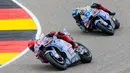 Pembalap Gresini Racing, Marc Marquez (kiri) dan Alex Marquez memacu motornya saat MotoGP Jerman 2024 yang berlangsung di Sirkuit Sachsenring, Jerman, Minggu (07/07/2024) waktu setempat. (AFP/Radek Mica)