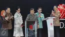  Wapres Jusuf Kalla membuka perdagangan saham 2017 Bursa Efek Indonesia (BEI) di Jakarta, Selasa (3/1). Peresmian dihadiri oleh Menkue Sri Mulyani, Ketua OJK Muliaman Hadad, Kepala Eksekutif Pengawas Pasar Modal Nurhaida. (Liputan6.com/Angga Yuniar)