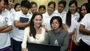 Aktris sekaligus duta UNHCR, Angelina Jolie, melihat program dan proyek yang dijalankan oleh Yaung Chi Thit Voters Education Group di Asosiasi Kristen Young Men di Yangon, Myanmar, (31/7/2015). (Bintang/EPA)