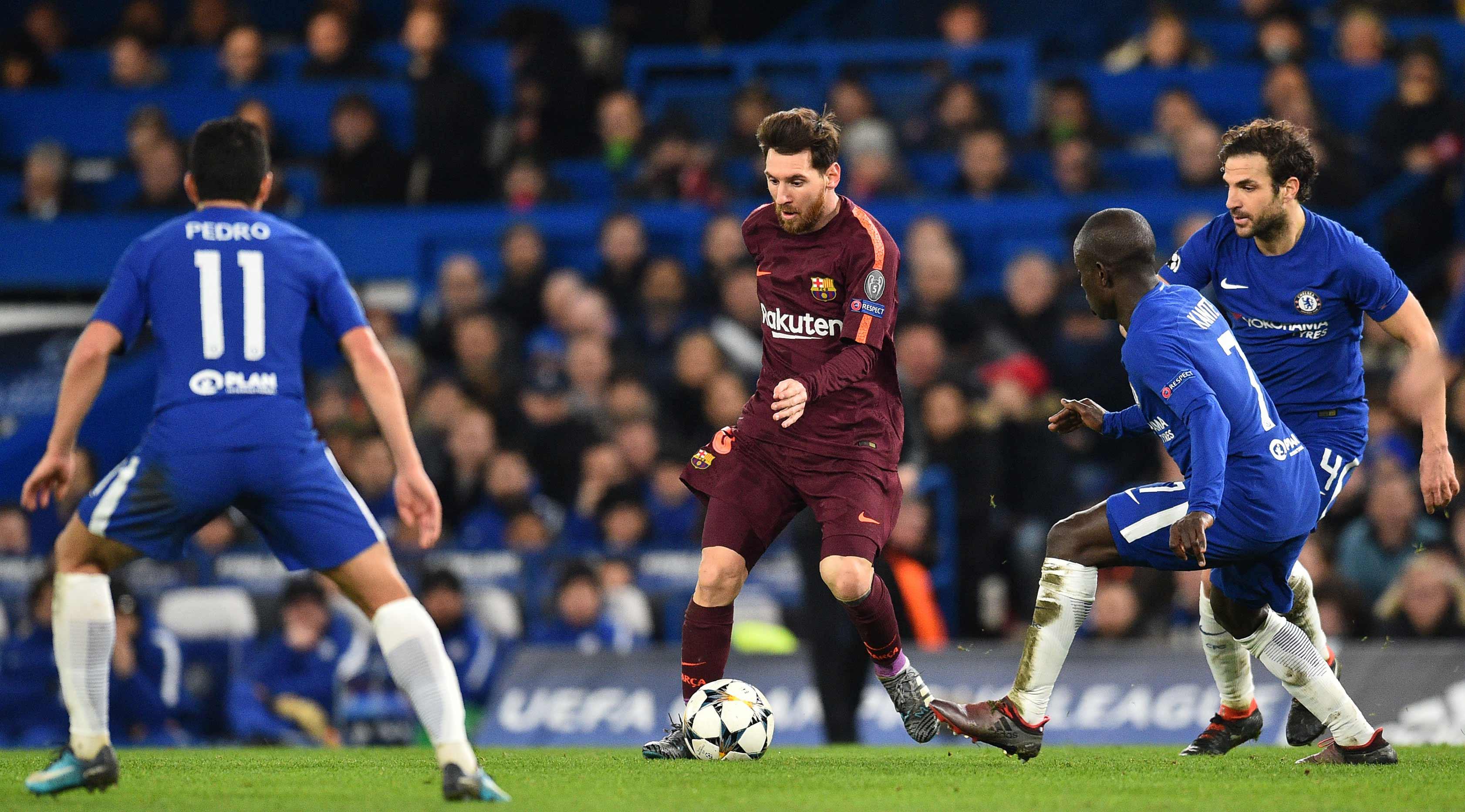 Lionel Messi berusaha melewati tiga pemain Chelsea saat bertanding pada Liga Champions di Stamford Bridge, London (20/2). (AFP Photo/Ben Stansall)