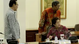 Menteri Kesehatan, Nila F Moeloek (duduk) saat mengikuti rapat terbatas bersama Presiden Joko Widodo di Komplek Istana Kepresidenan, Jakarta, Jumat (27/2/2015). Rapat membahas tentang keluhan masyarakat mengenai biaya BPJS.  (Liputan6.com/Faizal Fanani)