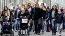 Seorang pria asal Kroasia, Sasa Pavlic tiba di ibu kota Zagreb sambil membawa salib, Kamis (5/4). Sasa Pavlic melakukan aksi protes dengan berjalan kaki sejauh 200 kilometer sambil membawa salib kayu seberat 20 kilogram di pundaknya. (AFP PHOTO/STR)