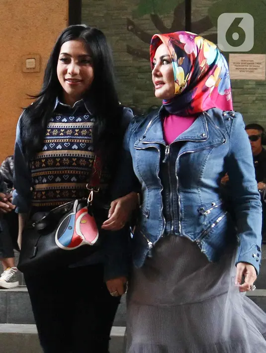 Penyanyi Siti Rahmawati atau Siti KDI (kiri) bersama penyanyi Cici Paramida saat ditemui di kawasan Mampang, Jakarta, Kamis (4/8/2022). Siti menjodohkan teman-temannya kepada Cici Paramida untuk dijadikan suami. (Liputan6.com/Herman Zakharia)