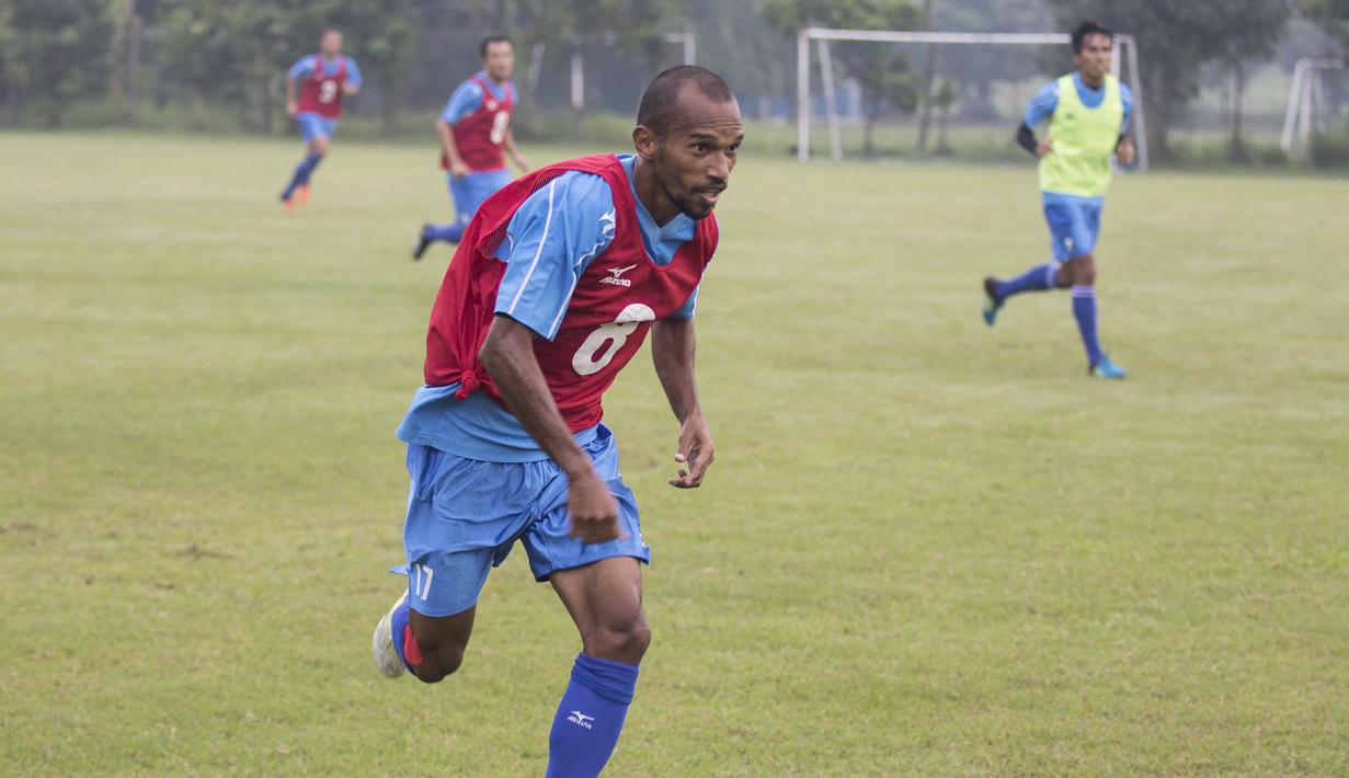Nominasi pemain terbaik, Nur Iskandar, mengejar bola saat latihan jelang laga final Piala Jenderal Sudirman melawan Mitra Kukar di Lapangan Sutasom, Jakarta, Jumat (22/1/2016). (Bola.com/Vitalis Yogi Trisna)