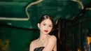 Dengan selera fashion yang selalu on point, tak heran jika Maudy Effrosina kerap menjadi sorotan dalam berbagai kesempatan. Penampilannya kali ini membuktikan bahwa warna hitam memang tak pernah gagal untuk menciptakan kesan mewah dan klasik. Tatanan rambut oleh hair stylist ternama membuat penampilan Maudy Effrosina semakin mangling dan pancarkan pesona. (Liputan6.com/IG/@maudyeffrosina)