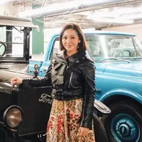 Salah satu gayany ayang mencuri perhatian yaitu saat ia mengenakan leather jacket atau jaket kulit hitam. Meski memberikan kesan tomboi, Maia yang memadukan dengan gaun justru cocok untuknya. (Liputan6.com/IG/@maiaestiantyreal)