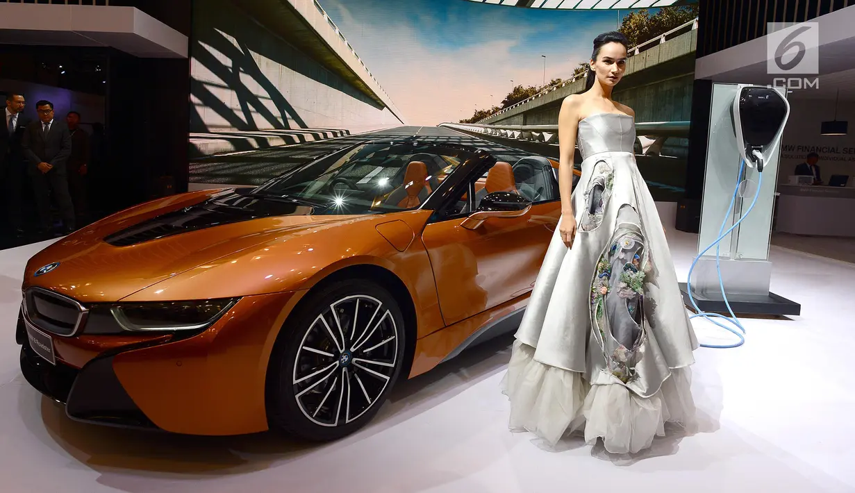 Model bersanding di mobil BMW i8 Roadster diluncurkan pada Gaikindo Indonesia International Auto Show (GIIAS) 2018 di ICE BSD City, Tangerang, Kamis (2/8). Untuk pertama kalinya di ajang GIIAS 2018, BMW membawa i8 Roadster. (Liputan6.com/Fery Pradolo)