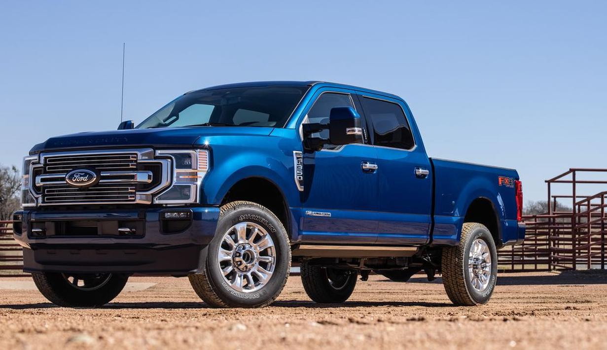 Ford F-Series Super Duty: Mobil Amerika terkenal akan mobil-mobil berkubikasi besar. Fakta tersebut tidak terkecuali untuk Ford F-Series Super Duty. Amerikan Truck ini mengandalkan unit mesin 6.700cc V8 turbodiesel dengan output tenaga hingga 500 Hp serta torsi 1.626 Nm yang membuatnya mampu menarik beban hingga 18 ton. (Source: caranddriver.com)