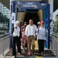 Bakal calon gubernur Jakarta, Ridwan Kamil (tengah) bersama Staf Khusus Presiden Bidang Sosial, Angkie Yudistia (kiri) saat kegiatan Jejak Langkah Inklusi RIDO bersama Teman Disabilitas di Halte Transjakarta Tosari, Jakarta, Jumat (13/9/2024). (Liputan6.com/Herman Zakharia)