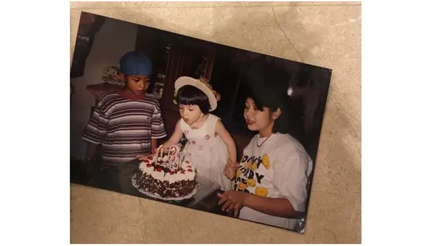 Momen saat Nikita meniup lilin di hari ulang tahunnya ini terlihat imut dan cantik.