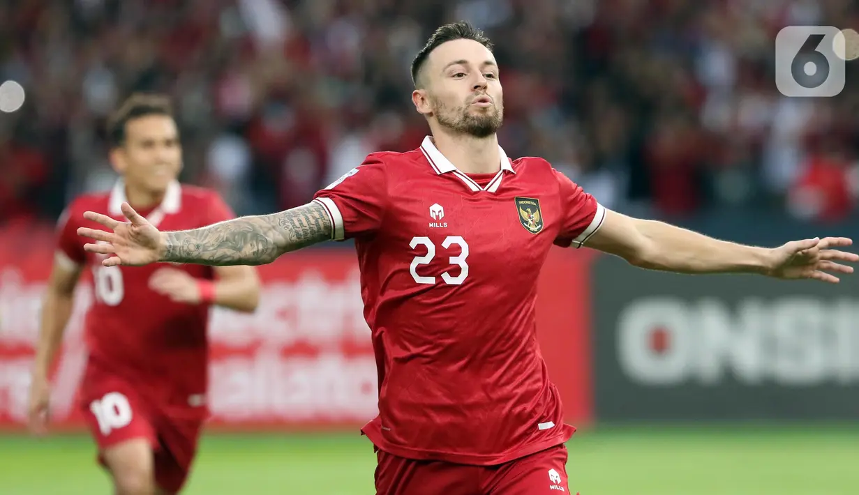 Pemain depan timnas Indonesia, Marc Anthony Klok merayakan golnya ke gawang Thailand pada laga lanjutan kualifikasi Grup A Piala AFF 2022 di Stadion Utama Gelora Bung Karno, Jakarta, Kamis (29/12/2022). Laga berakhir imbang 1-1 meski Indonesia sempat unggul lewat gol yang dicetak Marc Anthony Klok lewat titik putih. (Liputan6.com/Helmi Fithriansyah)
