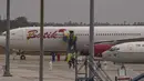 Sejumlah Warga Negara Indonesia (WNI) yang dievakuasi dari Wuhan, China keluar dari pesawat  Batik Air Airbus 330-300CEO di bandara internasional Hang Nadim, Batam, Minggu (2/2/2020). Para WNI langsung ke luar pesawat untuk selanjutnya menuju Natuna, Kepulauan Riau.  (AP Photo/Luth Panjalu)