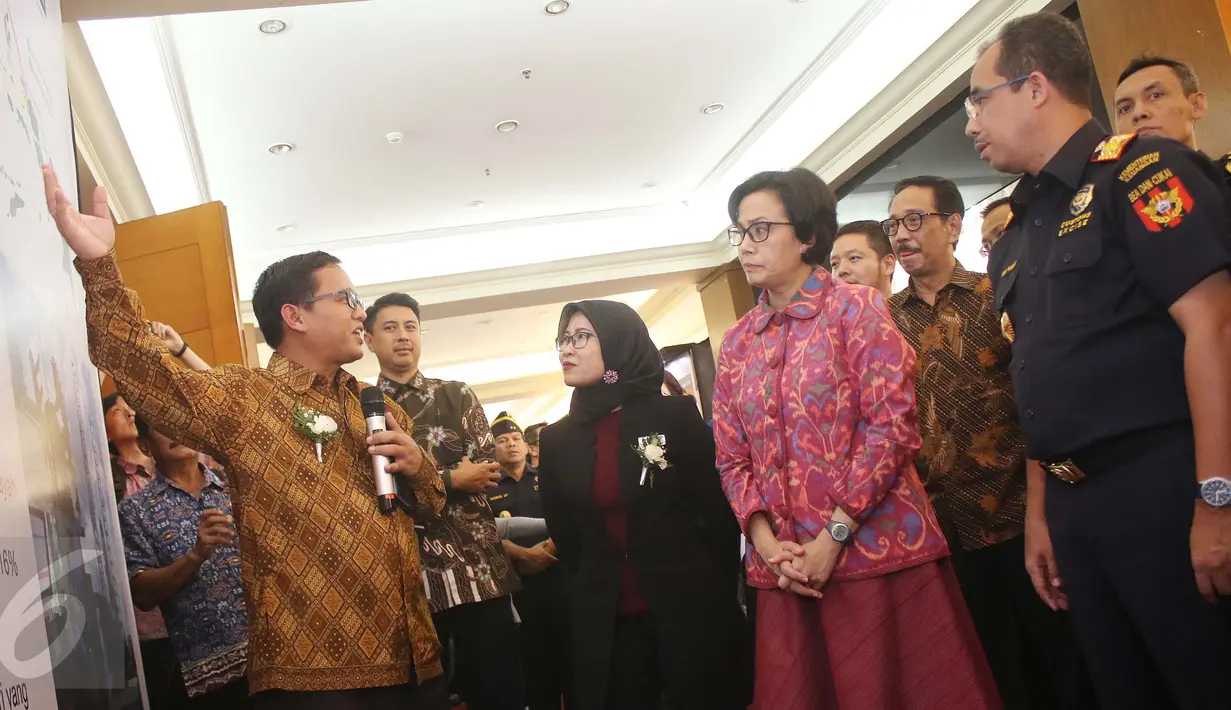 Menkeu Sri Mulyani (kedua kanan) didampingi Dirjen Bea dan Cukai Heru Pambudi (kanan) mendapat penjelasan dari sejumlah perusahaan logistik usai acara Peringatan Satu Tahun Pusat Logistik Berikat (PLB) di Jakarta, Rabu (12/4). (Liputan6.com/Angga Yuniar)