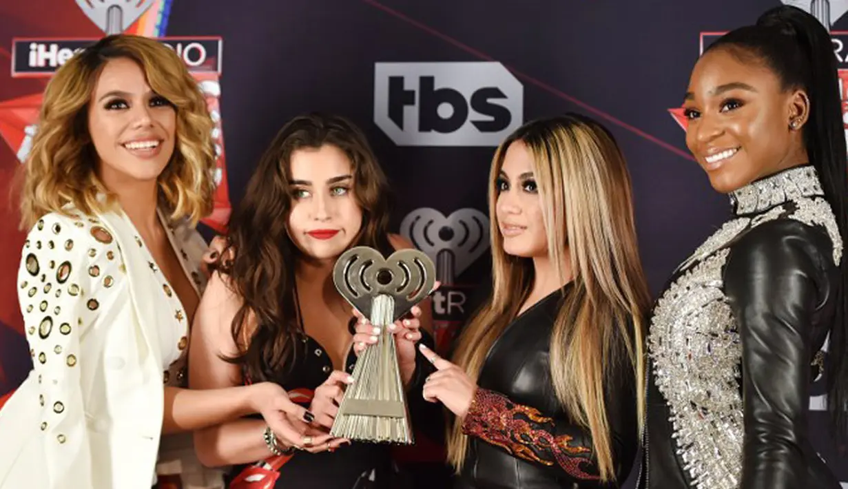 Sebuah kejadian mengejutkan terjadi di ajang penghargaan ini. Ketika Zayn sibuk berterima kasih, akun resmi Twitter iHeart Radio memberikan pengumuman bahwa kemenangan itu jatuh untuk Fifth Harmony.  (AFP/Bintang.com)