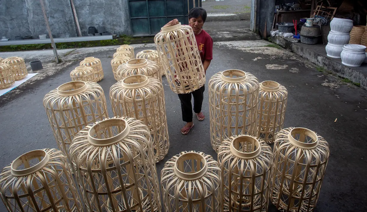 Imbasnya, permintaan terhadap produk Indonesia, khususnya dari sektor padat karya, seperti tekstil, alas kaki, dan furnitur, diperkirakan bakal melemah. (DEVI RAHMAN/AFP)