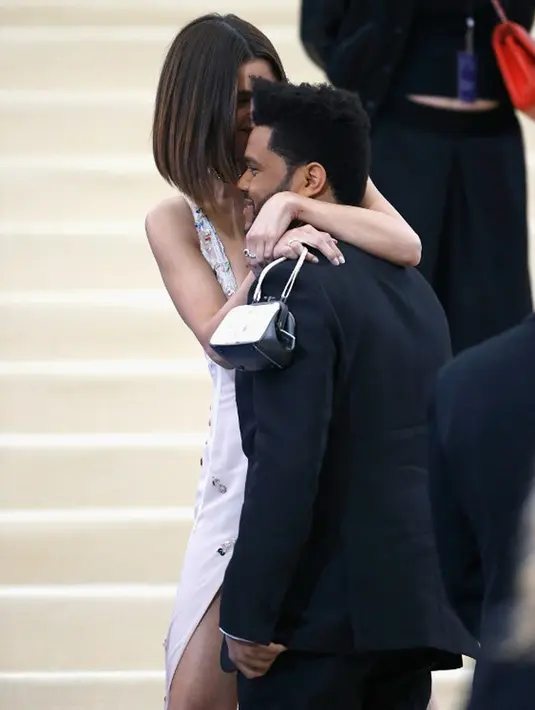 Pasangan yang meresmikan hubungannya pada Januari 2017 lalu tampak selalu berbahagia dan menikmati setiap momen yang mereka lalui bersama. Tak heran jika Bella Hadid, mantan pacar The Weeknd merasa cemburu. (AFP/Bintang.com)