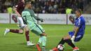 Bintang Portugal, Cristiano Ronaldo, berusaha membobol gawang Latvia pada laga kualifikasi Piala Dunia 2018 di Stadion Skonto, Riga, Jumat (9/6/2017). Latvia kalah 0-3 dari Portugal. (AP/Roman Koksarov)