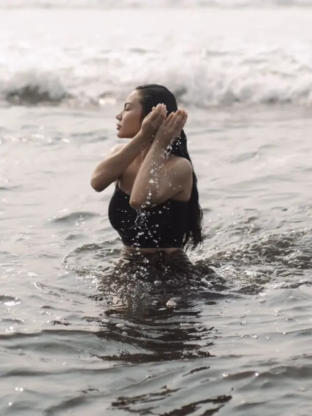 Ariel Tatum Tutup Bulan Ulang Tahun dengan Melukat di Bali. [@arieltatum]