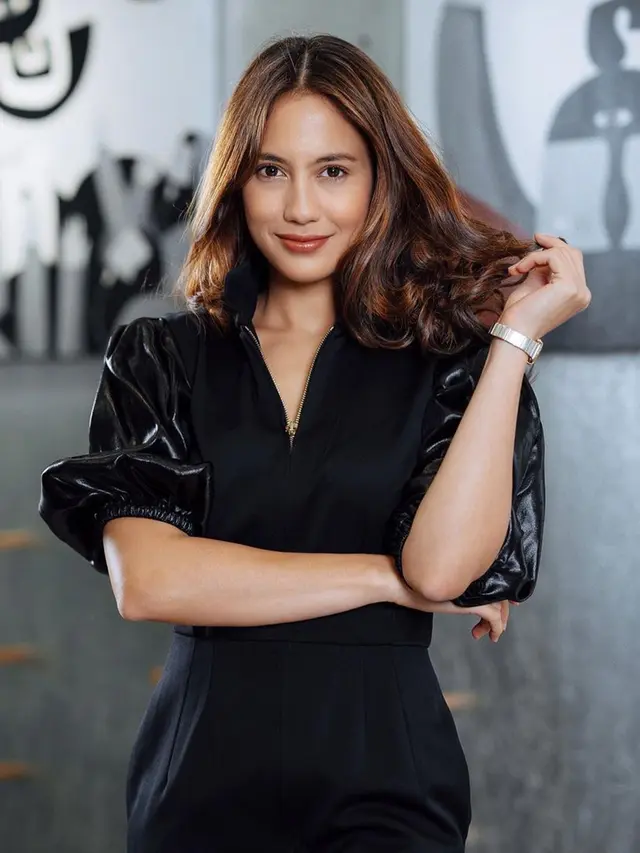 FOTO: Gaya Pevita Pearce saat Pakai Busana Serba Hitam, Tetap Memesona