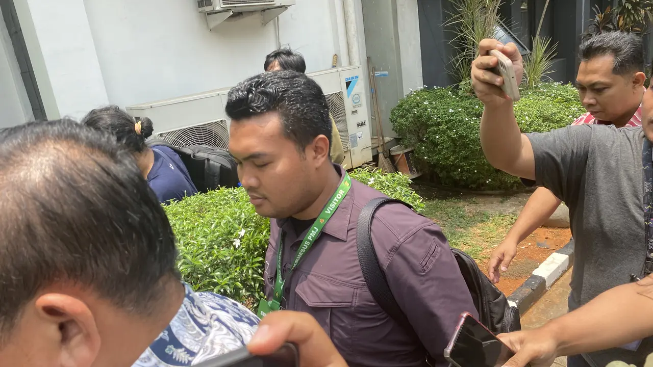 Ajudan Ketua Komisi Pemberantasan Korupsi (KPK) Firli Bahuri, Kevin Egananta Joshua memenuhi panggilan sebagai saksi. Dia datang ke Polda Metro Jaya, pada Jumat (13/10/2023).