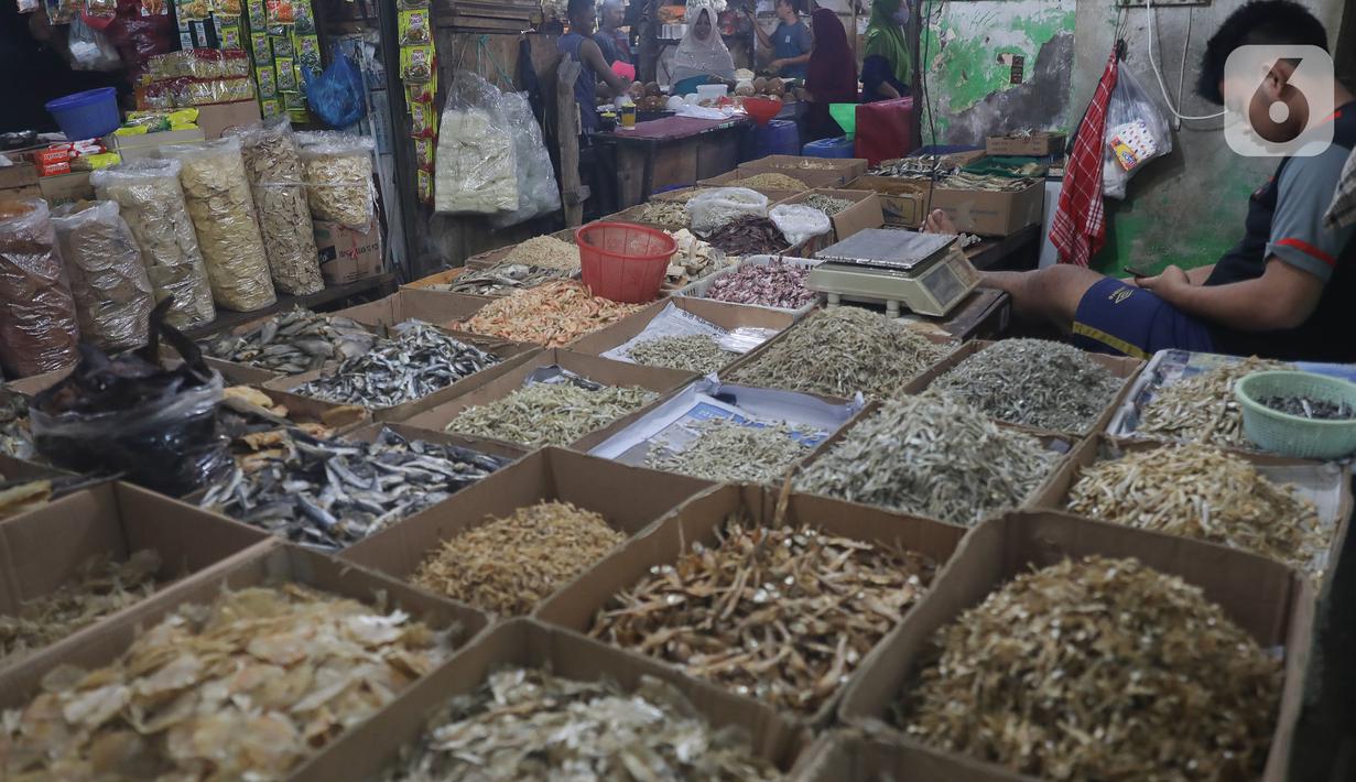 Pedagang menunggu pembeli di Pasar Cibubur, Jakarta, Kamis (16/6/2022). Berdasarkan pantauan di Pusat Informasi Harga Pangan Strategis Nasional (PIHPS), terpantau ada beberapa kebutuhan pokok yang harganya naik. (Liputan6.com/Herman Zakharia)