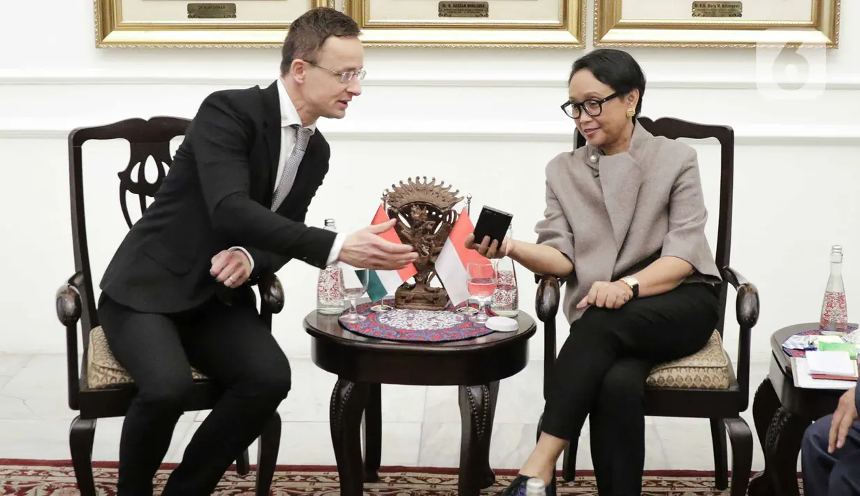 Menlu RI Retno Marsudi bersama Menlu Hungaria Péter Szijjártó melakukan pertemuan di Gedung Pancasila, Kementerian Luar Negeri, Jakarta, Kamis (23/1/2020). Pertemuan tersebut membahas hubungan birateral kedua bela negara di bidang ekonomi. (Liputan6.com/Faizal Fanani)