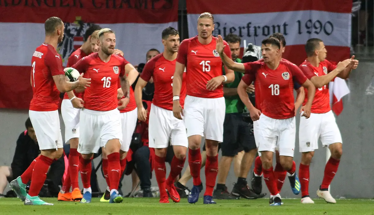 Pemain Austria melakukan selebrasi usai mencetak gol ke gawang Jerman dalam laga persahabatan di Klagenfurt, Austria, Sabtu (2/6). Timnas Jerman takluk 1-2 dari Austria. (AP Photo/Ronald Zak)