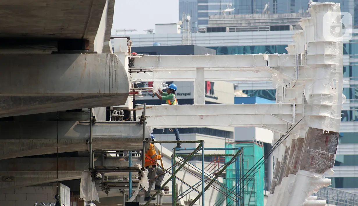 Pekerja melakukan aktivitas pemasangan penyangga Stasiun LRT di Jalan HR Rasuna Said, Jakarta, Sabtu (30/11/2019). Per 22 November 2019, progres pembangunan lintas dua rute Cawang- Dukuh Atas mencapai 59 persen, dan lintas tiga rute Cawang-Bekasi Timur 60,6 persen. (Liputan6.com/Helmi Fithriansyah)
