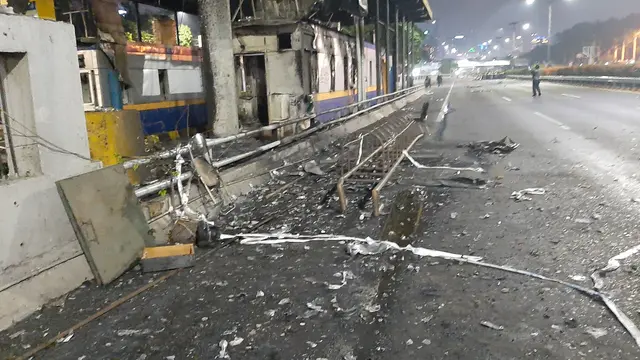 Gerbang tol dibakar