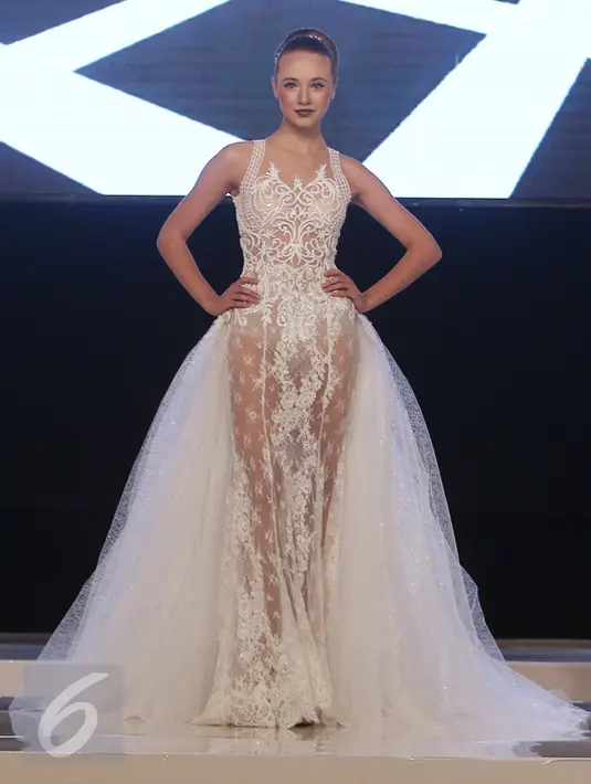 Model berpose mengenakan busana rancangan Fetty Rusli dalam acara 'Infinite Wedding Moments' di kawasan Kuningan, Jakarta, Jumat (3/2). Peragaan tunggal  Fetty Rusli bertajuk Retromantic. (Liputan6.com/Herman Zakharia)