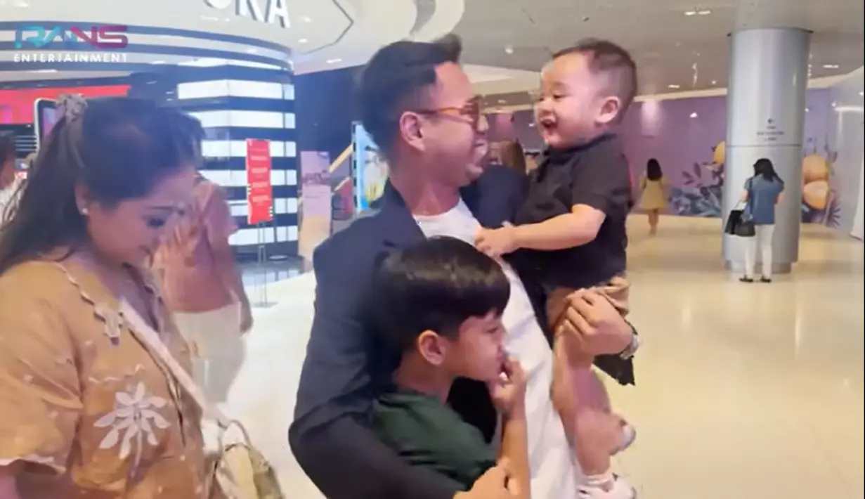 Potret pertemuan Raffi dengan anak dan istrinya. Rayyanza tampak sudah kangen dengan sang ayah dan minta gendong. Dalam video tersebut, tampak beberapa kali Rayyanza mencium hingga memeluk sang ayah. [Youtube/Rans Entertainment]