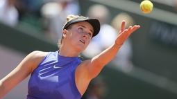 Elina Svitolina  melakukan servis saat melawan petenis Rumania, Simona Halep pada babak delapan besar Prancis Terbuka di Roland Garros stadium, Paris, (7/6/2017). (AP/David Vincent)