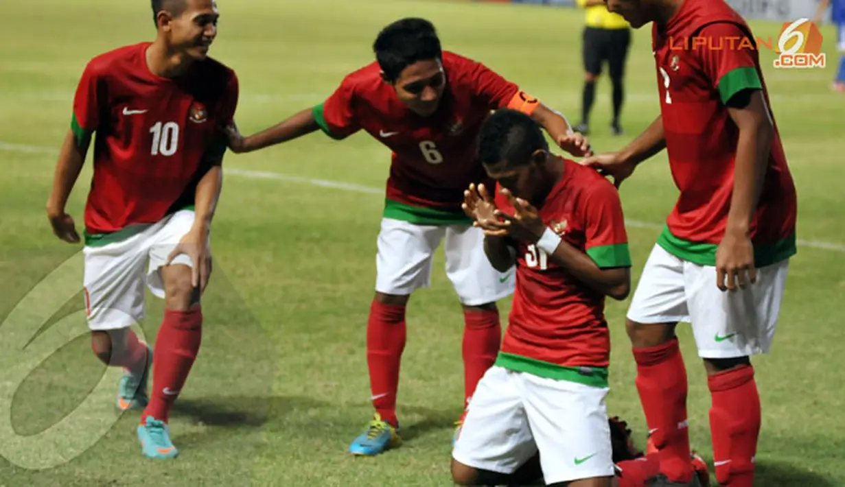 Yabes Roni Malaifani terlihat bersyukur usai mencetak gol ke gawang Filipina (Liputan6.com/ Helmi Fithriansyah)