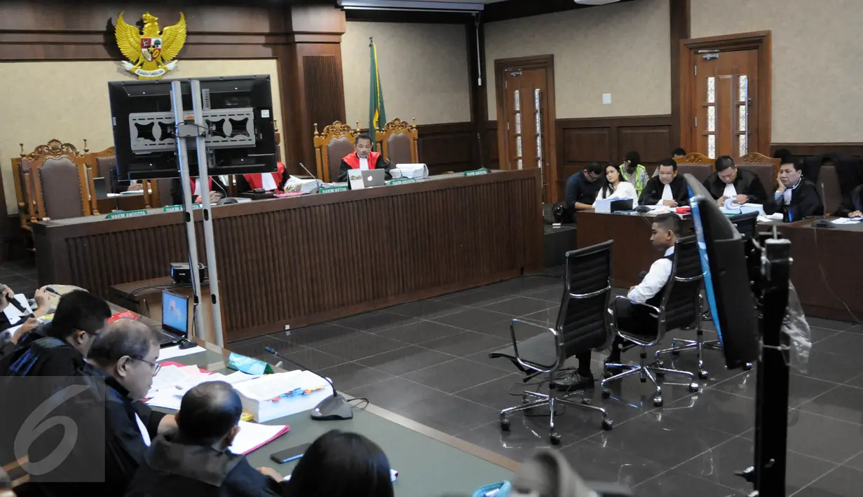 Suasana sidang kasus kematian Wayan Mirna Salihin dengan terdakwa Jessica Kumala Wongso di PN Jakarta Pusat, Kamis (21/7). Sidang kali ini, Jaksa Penuntut Umum (JPU) menghadirkan barista kafe Olivier, Rangga, sebagai saksi. (Liputan6.com/Helmi Afandi)