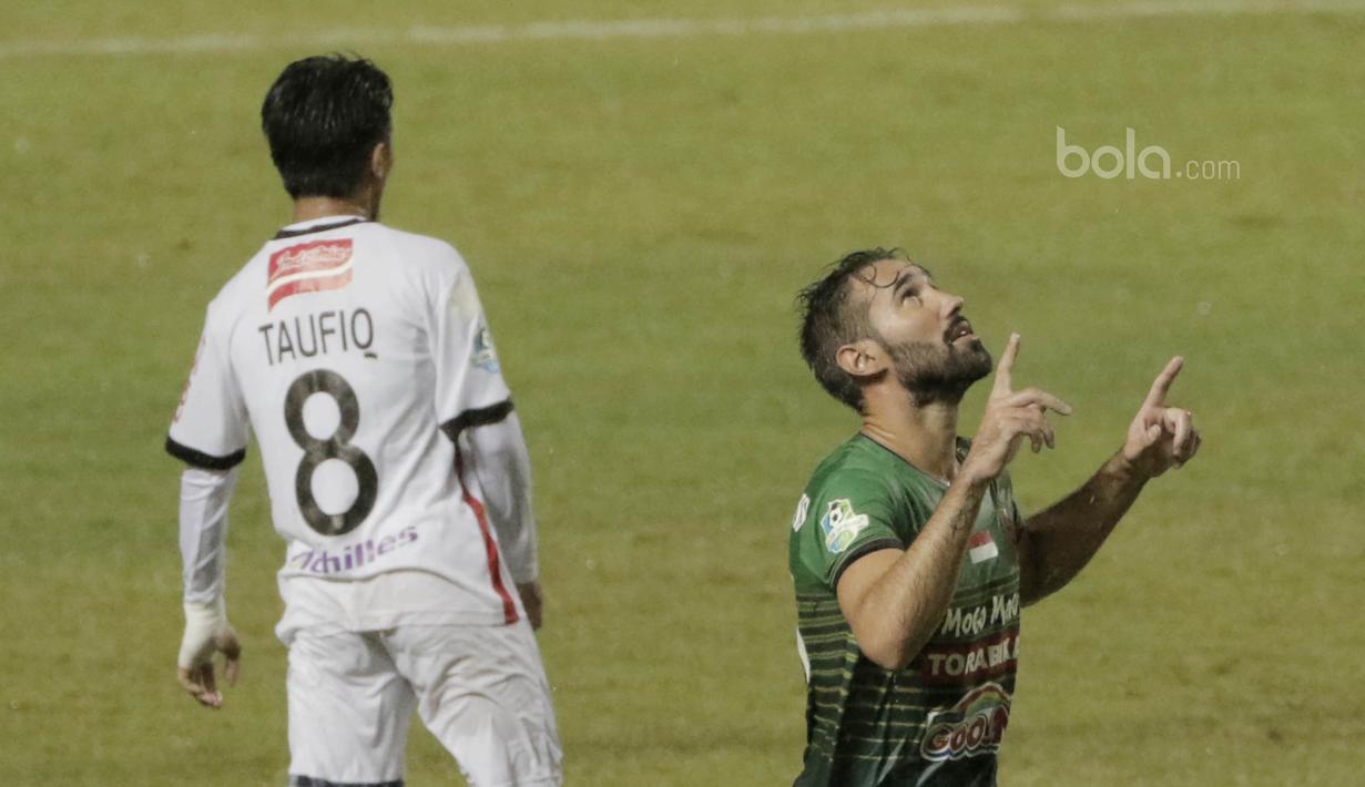 Striker PS TNI, Elio Bruno, Melakukan selebrasi usai mencetak gol ke gawang Bali United pada laga lanjutan liga 1 di Stadion Pakansari, Bogor, Senin (10/7/2017). Bali United menang 4-3 atas PS TNI. (Bola.com/M Iqbal Ichsan)