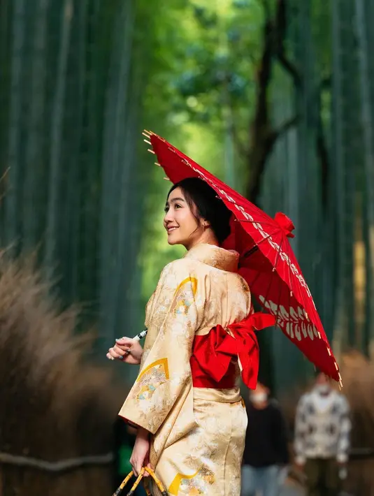 Febby Rastanty juga tampil luar biasa ketika mengenakan baju adat negara lain. Seperti potret ini, Febby Rastanty tampil memukau mengenakan kimono kuning dengan obi merah dan payung khas negara Jepang. [Foto: Instagram/febbyrastanty]