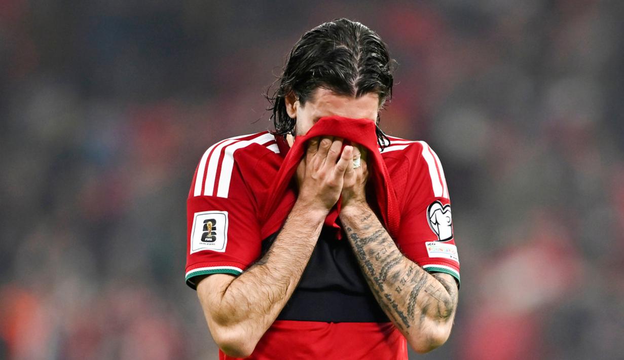 Hungaria turun ke peringkat ketiga klasemen Grup F dengan 8 poin dari 6 laga. Hasil itu membuat Dominik Szoboszlai dipastikan gagal ke turnamen akbar 4 tahunan itu. (AP Photo/Denes Erdos)