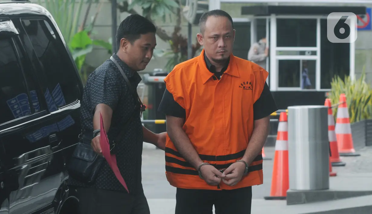 Kasubbag Protokoler nonaktif Kota Medan, Syamsul Fitri Siregar memasuki gedung KPK untuk pemeriksaan di Jakarta, Senin (13/1/2020). Syamsul diperiksa sebagai tersangka kasus dugaan suap yang melibatkan Wali Kota Medan Dzulmi Eldin dari dinas-dinas di lingkungan Pemkot Medan (merdeka.com/Dwi Narwoko)