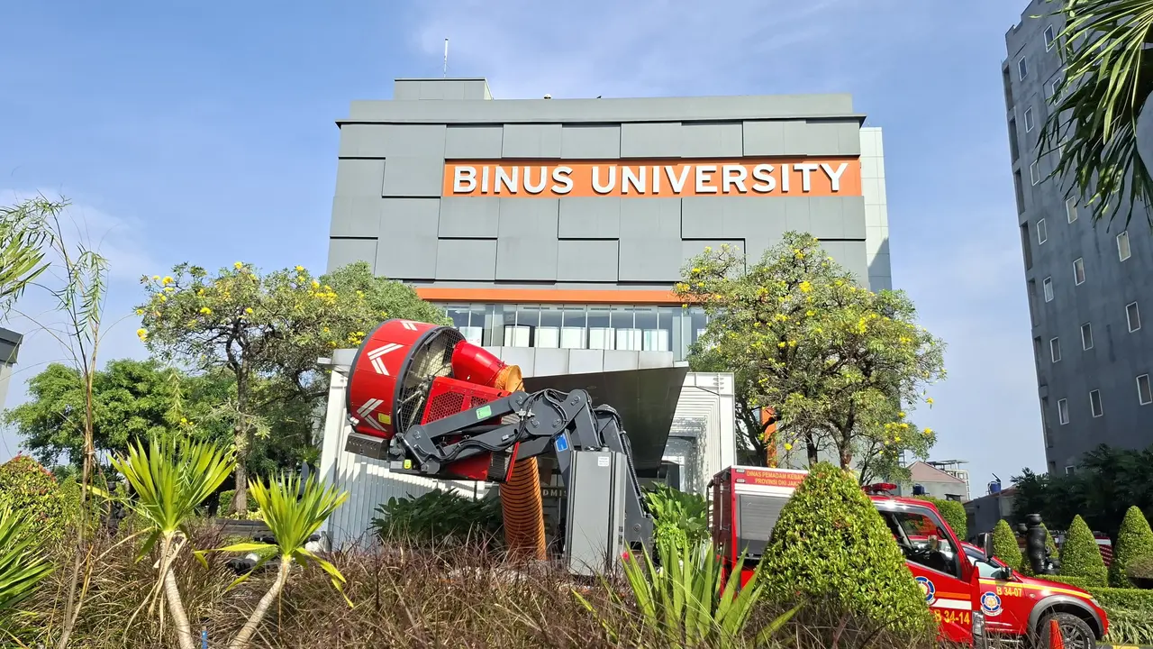 Kebakaran melanda auditorium lantai 4 Kampus Binus Cakra, Kebon Jeruk, Jakarta Barat, Jumat (22/5/2026) (Liputan6.com/Ady Anugrahadi)