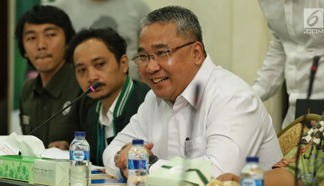 Bendahara umum PKB, Eko Putro Sanjoyo saat menemui Tim Satgas Politik KPK yang berkunjung ke DPP PKB, Jakarta, Selasa (12/3). Dalam kunjungannya Satgas KPK berdiskusi soal perbaikan pendanaan partai politik. (Liputan6.com/Johan Tallo)