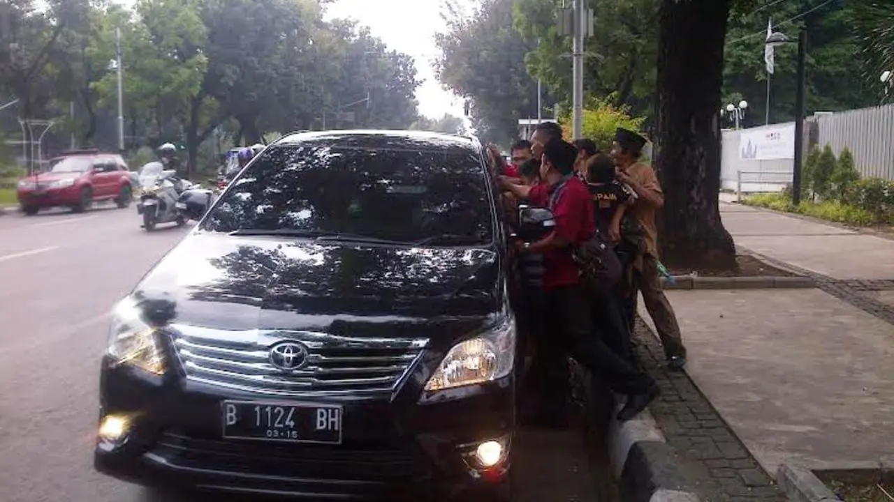 Jokowi bagi-bagi amplop di pinggir jalan
