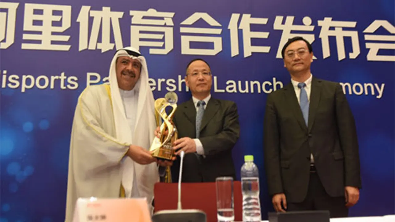 Presiden OCA, Ahmad Fahad Al-Sabah (kiri), berkomitmen untuk mengembangkan e-sports yang semakin populer di generasi muda Asia.
