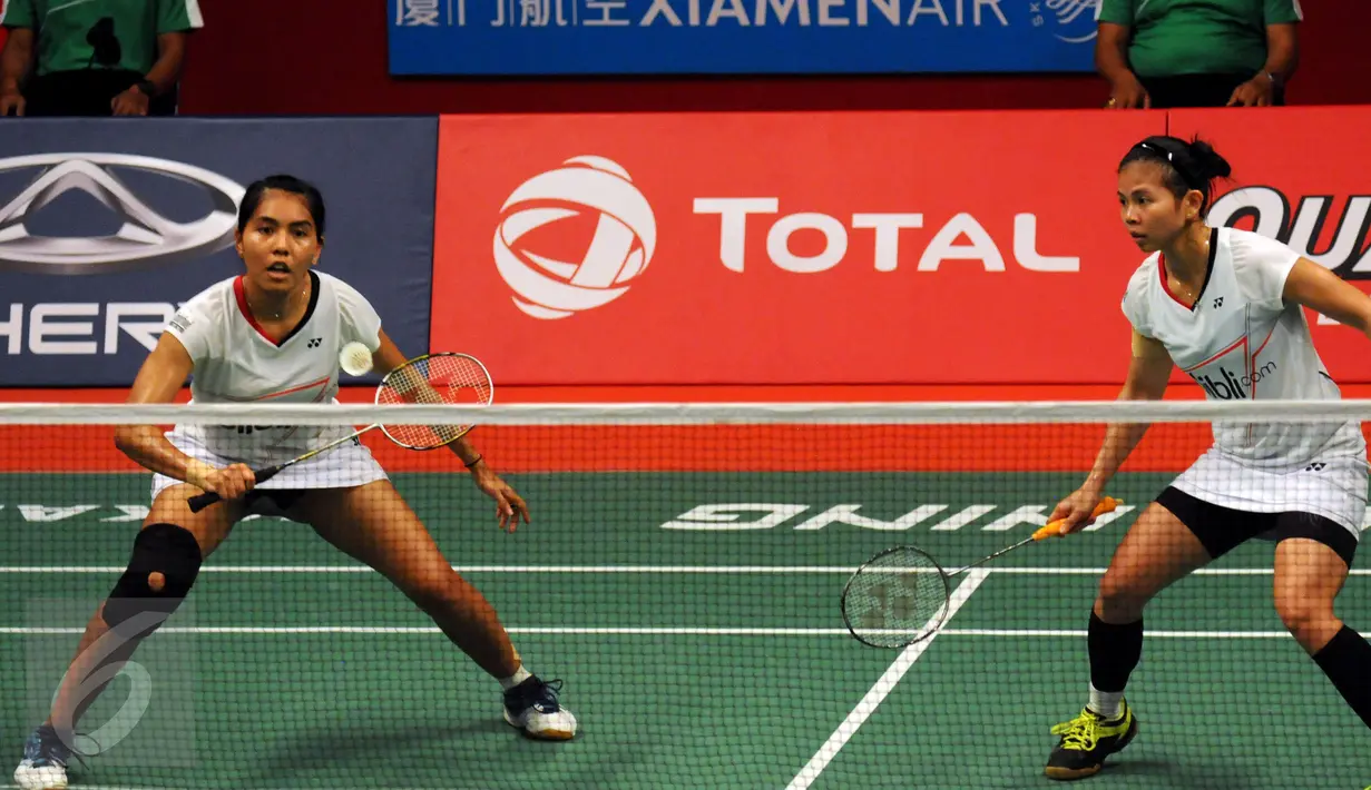 Pebulutangkis ganda putri Indonesia, Greysia Polii/Nitya mengembalikan bola ke arah Tian Qing/Zhao Yunlei (Tiongkok) di Total BWF World Championships 2015, Jakarta, Sabtu (15/8/2015). Greysia/Nitya kalah 8-21, 16-21. (Liputan6.com/Helmi Fithriansyah)