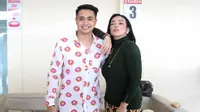 Pasangan selebritis Ajun Perwira dan Jennifer Jill berpose di kawasan Cipinang Cempedak, Jakarta, Selasa (9/8/2022). Istri dari artis Ajun Perwira, Jennifer Jill belum lama ini membagikan potret bahagia karena berhasil menurunkan berat badan hingga 24 kilo selama satu tahun. (Liputan6.com/Herman Zakharia)