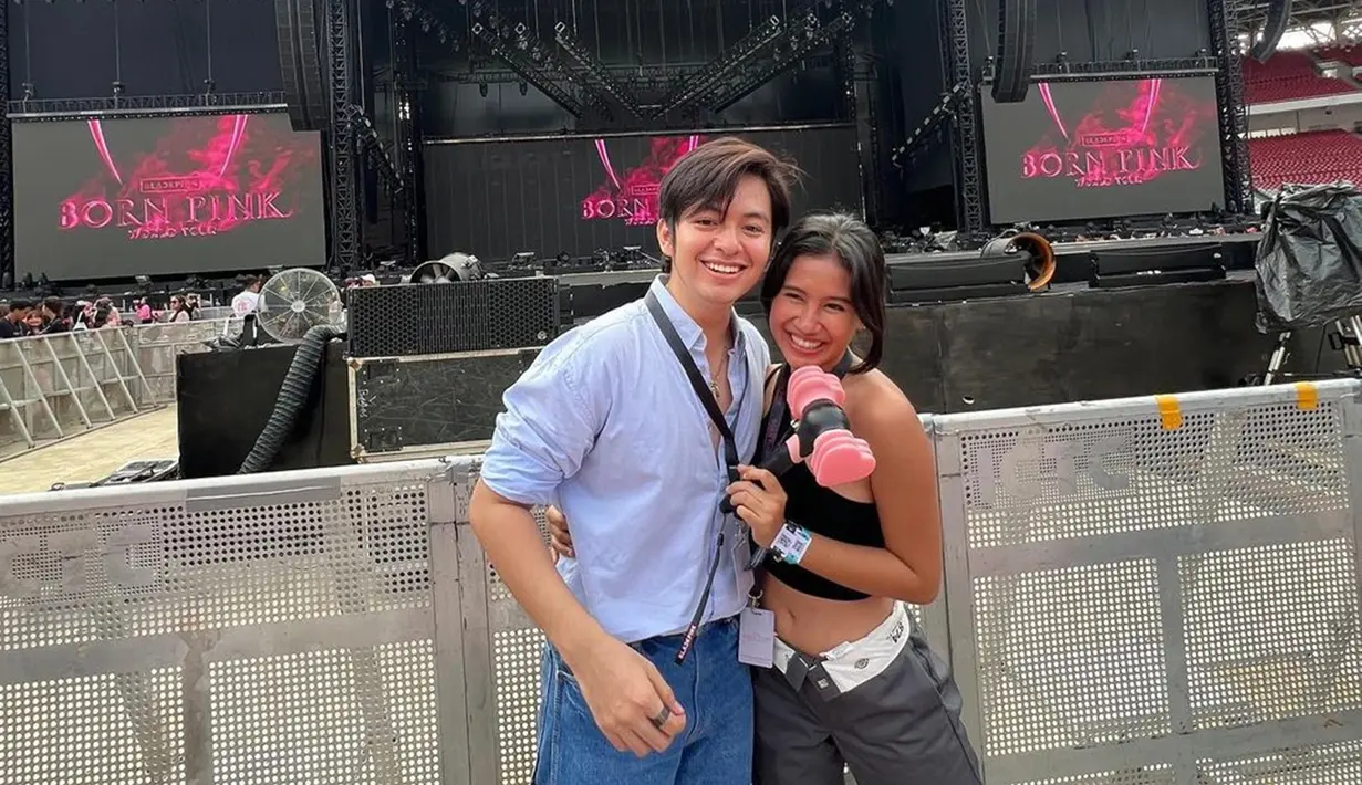 Sukses berburu tiket konser Blackpink pada November 2022 lalu, Shenina Cinnamon dan Angga Yunanda nonton konser Blackpink di hari kedua. Berbeda dengan Shenina yang pakai outfit warna hitam, Angga Yunanda kenakan baju warna biru muda. Setia temani Shenina dan sangat menikmati konser Blackpink, tak sedikit warganet yang ikut senang melihat kebersamaan pasangan ini. (Liputan6.com/IG/@angga)
